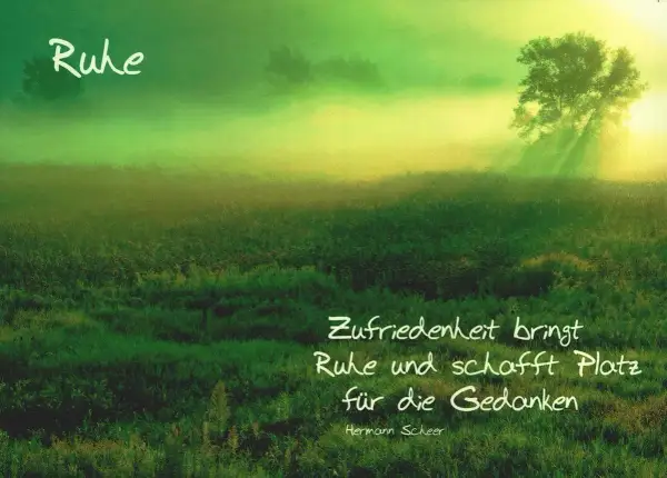 Sanfte Nebelschwaden über einer grünen Wiese, ein Baum im Sonnenlicht. Ein Ort der Ruhe, im Einklang mit der Natur, wo Zufriedenheit Platz für Gedanken schafft.