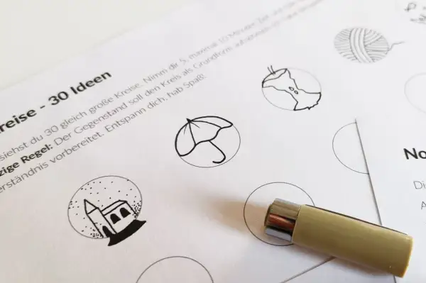 Auf einem Blatt Papier mit der Überschrift "Kreise - 30 Ideen" sind kleine Zeichnungen in Kreisen zu sehen: ein Haus, ein Regenschirm, ein Wollknäuel. Hier kann man kreativ werden und die Grundform nutzen.
