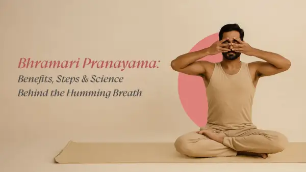 Mann in Meditationshaltung, Augen mit Händen bedeckt, praktiziert Bhramari Pranayama, die summende Atemübung.