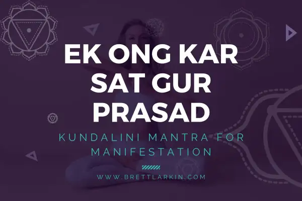 Frau in Meditationspose, umgeben von Chakren-Symbolen. Text: "Ek Ong Kar Sat Gur Prasad Bedeutung" - ein Kundalini-Mantra für Manifestation.