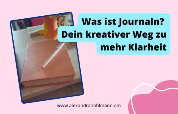 Ein rosafarbenes Notizbuch mit Stift liegt bereit, um deine Gedanken festzuhalten. Journal schreiben ist dein kreativer Weg zu mehr Klarheit.