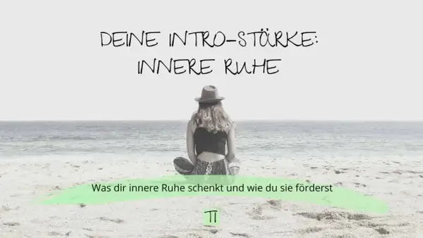 Frau sitzt am Strand, blickt aufs Meer. "DEINE INTRO-STÄRKE: INNERE RUHE". Was dir innere Ruhe schenkt und wie du sie förderst. Dann ist das so.
