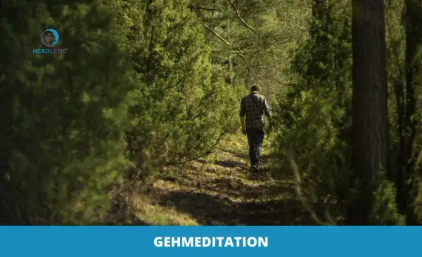 Mann geht auf einem Waldweg. Eine Anleitung zur Gehmeditation, um Achtsamkeit in der Natur zu finden.